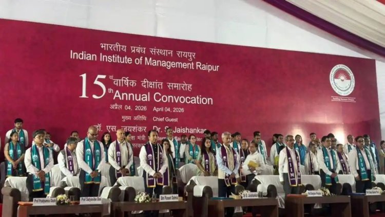'ग्लोबल सोच अपनाएं और भारत को आत्मनिर्भर बनाने में योगदान दें...', IIM रायपुर के दीक्षांत समारोह में बोले एस जयशंकर